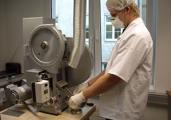 Apotheke Boznerplatz Tablettenpresse