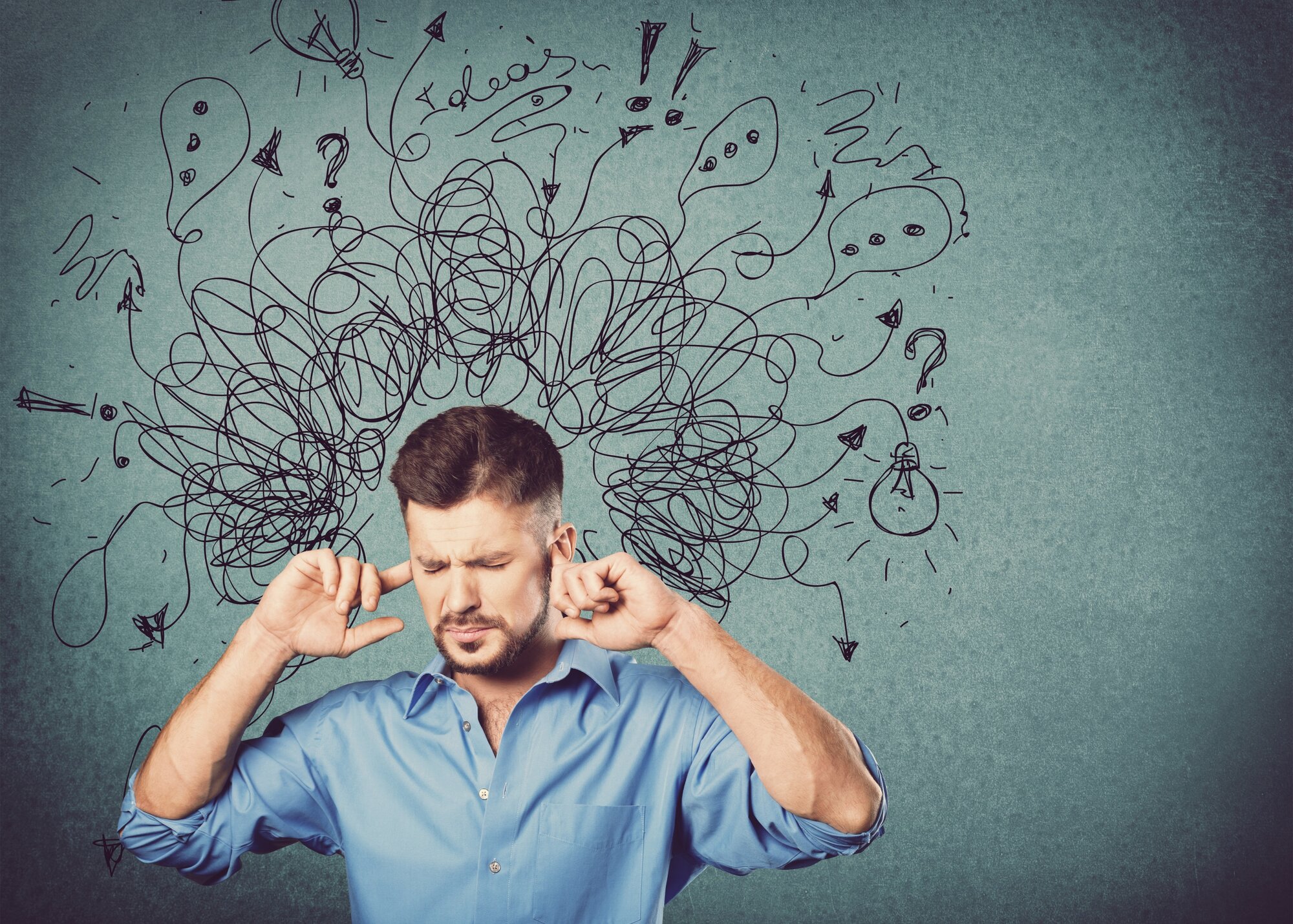 Hochsensibilitaet.jpg Ein Mann in einem blauen Hemd hält sich die Ohren zu, während verworrene Gedanken und Symbole über seinem Kopf schweben.