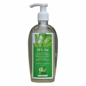 Flasche mit transparentem 98% Aloe Vera Gel, Pumpspender und grüner Etikettierung mit Pflegehinweisen.
