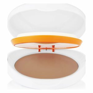 Offene Kosmetikdose mit braunem Puder und einem weißen Applikator im Inneren, orangefarbener Deckel.