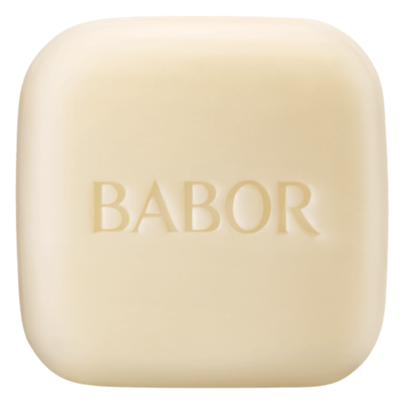 Eine quadratische, cremefarbene Seife mit dem eingeprägten Schriftzug 'BABOR'.