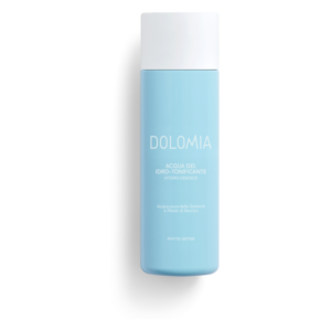 Ein hellblauer Flakon mit einem weißen Deckel, beschriftet mit "DOLMIA ACQUA GEL IDRO-TONIFICANTE".