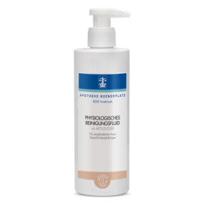 Pumpflasche mit physiologischem Reinigungsfluid, geeignet für empfindliche Haut, verpackt in einfacher weißer Verpackung.