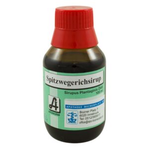Brauner Sirup in einer Flasche mit rotem Deckel und Etikett über Spitzwegerichsirup.