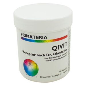Runder, weißer Behälter mit Deckel, etikettiert mit "PRIMATERIA QIVIT" und Informationen zur Einnahme, enthält 90 Kapseln.