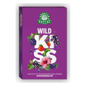 Verpackung des Früchtetees 'Wild Kiss' mit Waldbeerenaroma und Vitaminen, dekoriert mit bunten Früchten und Blumen.