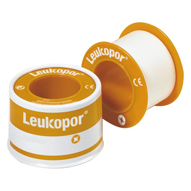 Rollenverband Leukopor, weiße Pflasterrolle mit orangenem Rand, verwendet zur sicheren Fixierung von Wundverbänden.