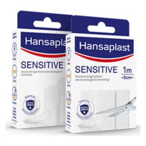 Zwei Verpackungen von Hansaplast Sensitive, Hautverträglichkeit dermatologisch bestätigt, mit Schere abgebildet.