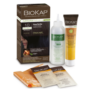 Packung mit Haarfarbe von BIOKAP, inklusive Flasche, Creme und zwei Beuteln mit Pflegeprodukten.