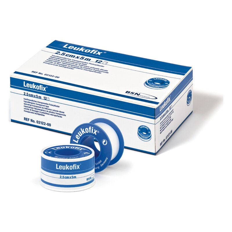 Transparente Fixierpflasterrolle und Verpackung von Leukofix, angegeben mit 2,5 cm x 5 m, in Blau und Weiß.