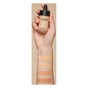 Flasche mit matte finish foundation von Babor in einer Hand, daneben Farbabstufungen auf dem Unterarm.