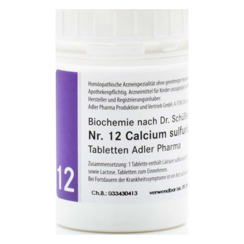 Weißes Pillenfläschchen mit lila Etikett, das Calcium sulfuricum Tabletten von Adler Pharma beschreibt.