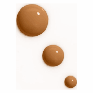 Dreimalige Anordnung von kosmetischen Flüssigkeitstropfen in verschiedenen Größen auf einem weißen Hintergrund.