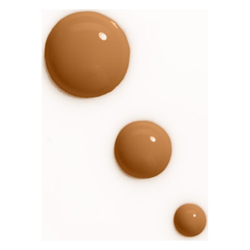 Dreimalige Anordnung von kosmetischen Flüssigkeitstropfen in verschiedenen Größen auf einem weißen Hintergrund.