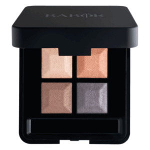 Lidschattenpalette mit vier schimmernden Farbtönen in neutralen Tönen, verpackt in einem schwarzen Kasten mit Logo.