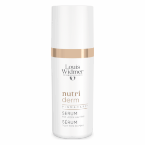 Flasche mit Hautserum von Louis Widmer, beschriftet als "nutri derm PIGMACARE" für jeden Hauttyp.