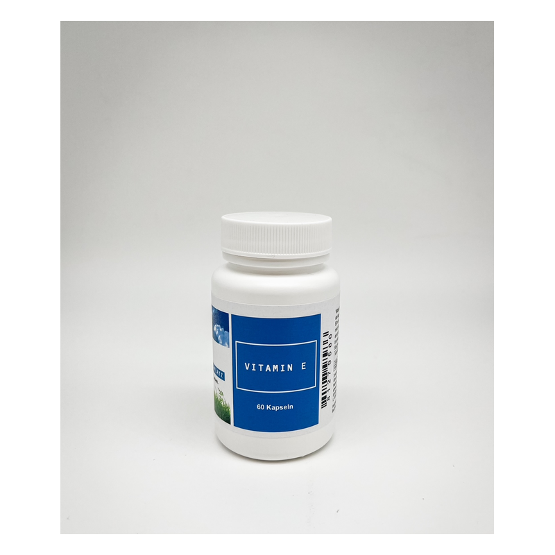 Weißer Flasche mit blauer Etikette, die Vitamin E Kapseln enthält, auf neutralem Hintergrund.