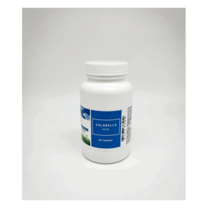 Weißer Kunststoffbehälter mit blauem Etikett, enthält Chlorella-Tabletten, geschlossen mit Schraubverschluss.