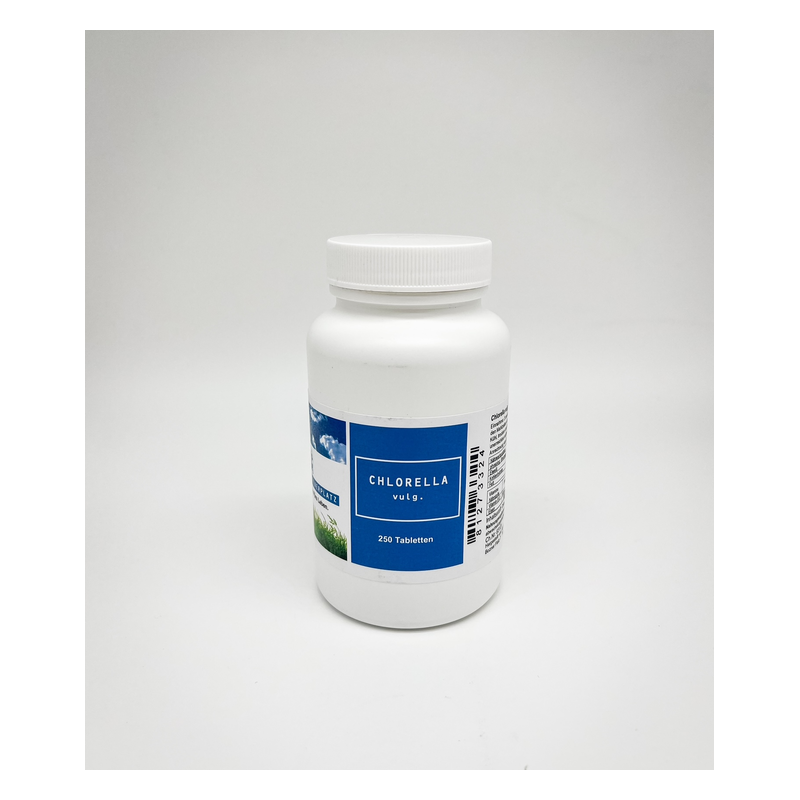 Weißer Kunststoffbehälter mit blauem Etikett, enthält Chlorella-Tabletten, geschlossen mit Schraubverschluss.