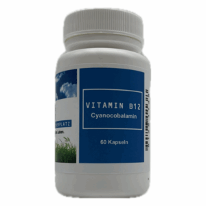 Weißes Fläschchen mit blauer Etikett, das Vitamin B12 Kapseln enthält, mit Bildern von Himmel und Gras im Hintergrund.