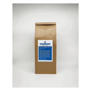 Braune Papiertüte mit blauem Etikett, beschriftet mit "Kamillenblüten", in der Mitte der Tüte.