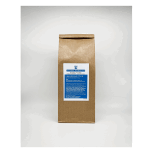 Papiertüte mit Salbeiblättern, etikettiert mit Informationen zur Anwendung und Dosierung.