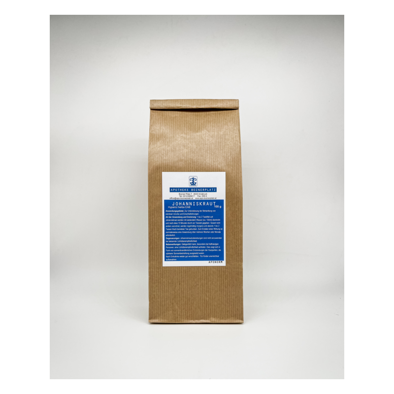 Papiertüte mit einem blauen Etikett für Johanniskraut, präsentiert auf hellem Hintergrund.