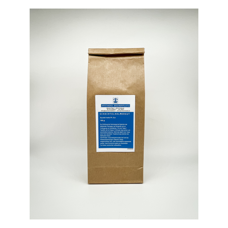 Braune Papiertüte mit blauer Etikette, beschriftet mit "Schachtelhalmkraut" und Informationen zur Anwendung.
