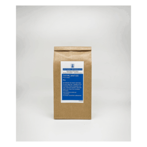 Braune Papiertüte mit blauem Etikett für Thymiantee, Informationen zur Zubereitung auf dem Etikett.