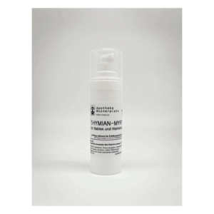 Ein Pumpspender mit Thymian-Myrte für die Pflege von Babys und Kleinkindern, vor neutralem Hintergrund.