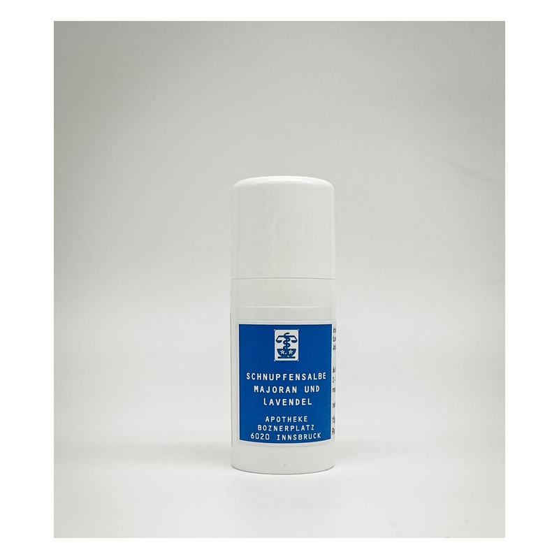 Schnupfensalbe in einer weißen Verpackung mit blauer Beschriftung, enthält Majoran und Lavendel.