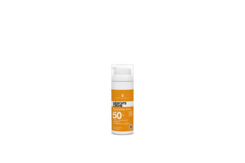Gesichtscreme in einer weißen Spenderflasche mit orangefarbenem Etikett, LSF 50+ und hyaluronhaltig.