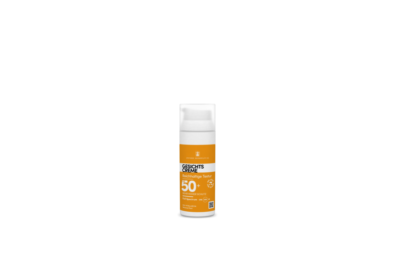 Gesichtscreme in einer weißen Spenderflasche mit orangefarbenem Etikett, LSF 50+ und hyaluronhaltig.