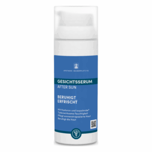 After-Sun-Gesichtserum in einem weißen Pumpflakon mit blauer Beschriftung, beruhigt und erfrischt die Haut.