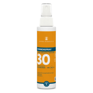 Sonnenspray in einer weißen Sprühflasche mit orangefarbenem Etikett und Lichtschutzfaktor 30, wasserfest und für empfindliche Haut geeignet.