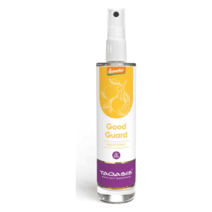 Raumspray in einer transparenten Flasche mit sprühbarer Dosierung, gelbes und weißes Etikett, Bio-Qualität.