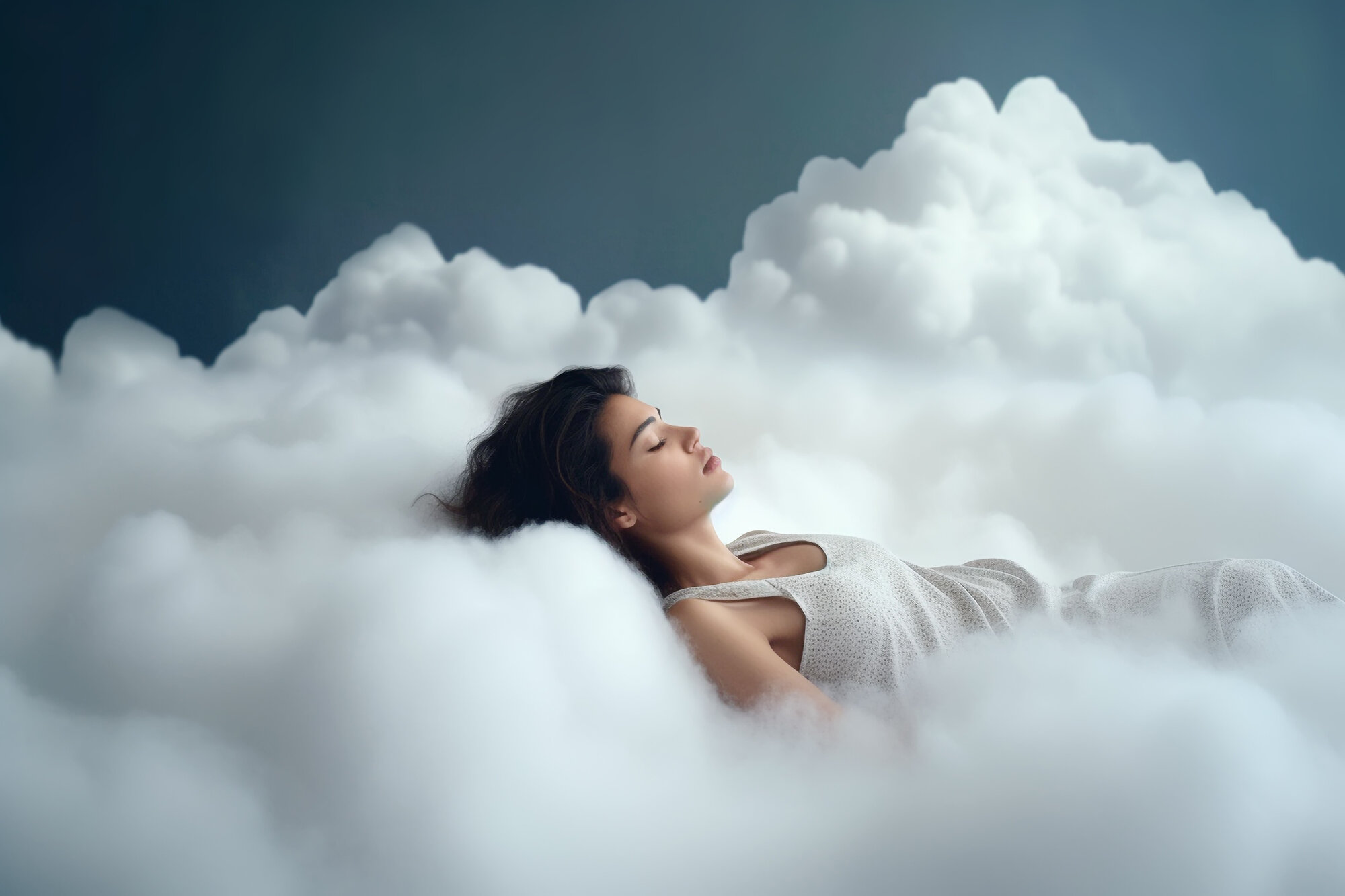 Frau in einem weißen Kleid, die entspannt auf weichen, grauen Wolken liegt, mit geschlossenen Augen und einem friedlichen Ausdruck.