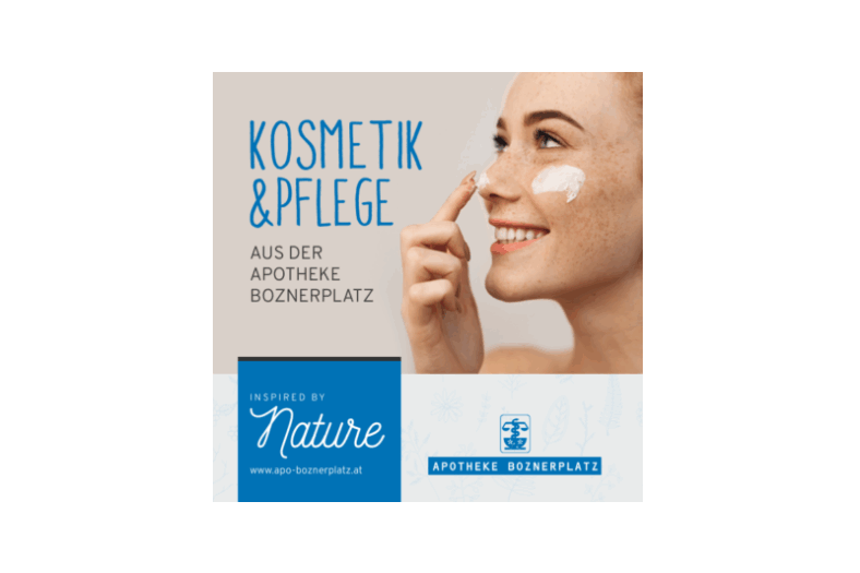 Frau mit freudigem Gesicht trägt Creme auf ihre Wange, mit Werbetext für Kosmetik aus der Apotheke Boznerplatz.