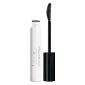 Eine Packung Mascara mit weißem Körper und schwarzem Deckel, daneben eine Bürste mit feinen Borsten.