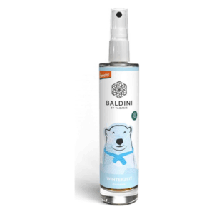 Raumspray in einer transparenten Flasche mit einem verspielten Eisbär-Design und der Aufschrift "WINTERZEIT".