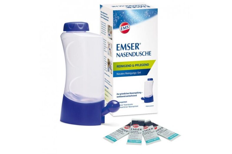 Nasendusche von EMS mit blauer Schraubkappe und Verpackung, enthält zusätzliche Spülbeutel für die Anwendung.